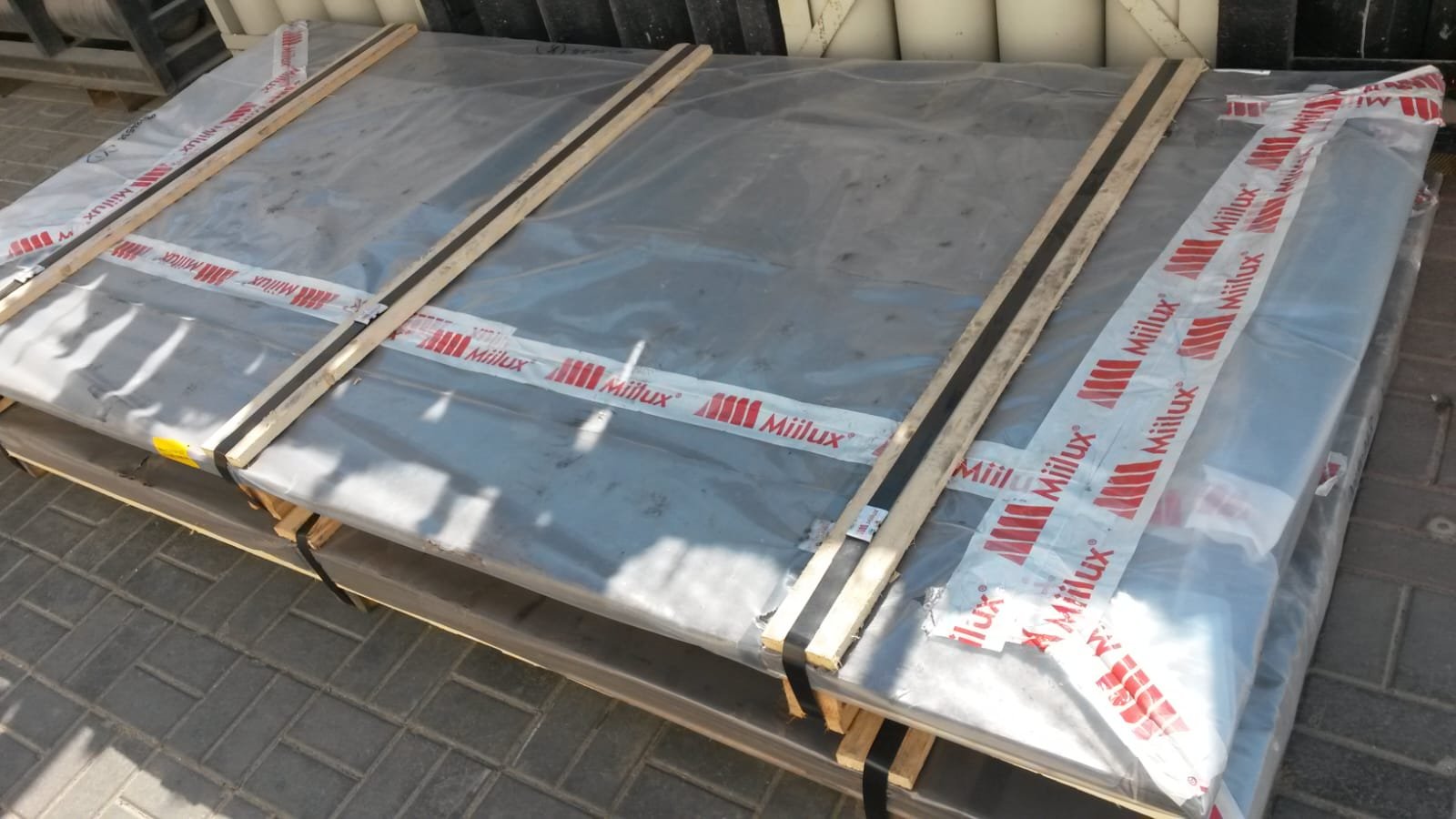 Custom-labeled pallet for steel plate export